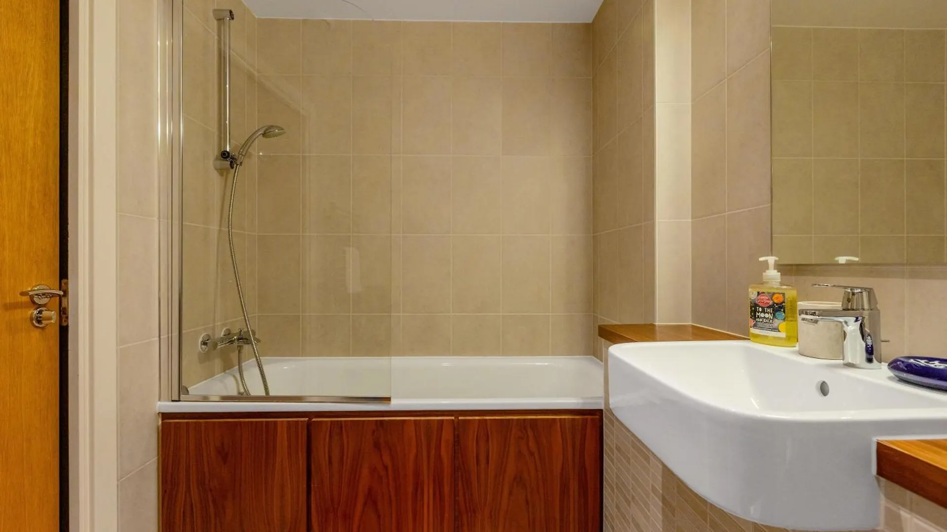 Apartment Stylish 1Br Apt, 8 Mins To Stratford Station London
